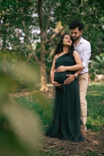 Professional maternity photography in Pune scenic gardens