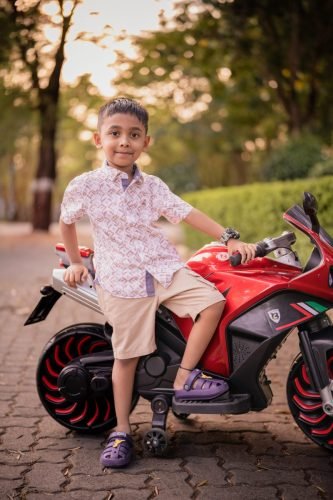 6 month baby photoshoot in Pune — curious expressions and precious milestones captured